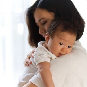 Mách mẹ mẹo chữa trẻ sơ sinh bị nấc cụt Mách mẹ mẹo chữa trẻ sơ sinh bị nấc cụt