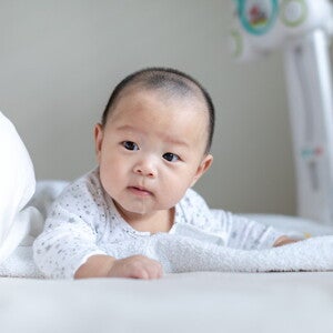 Dấu hiệu bé biết lật: Hành trình đầu tiên trong sự phát triển của trẻ Dấu hiệu bé biết lật: Hành trình đầu tiên trong sự phát triển của trẻ