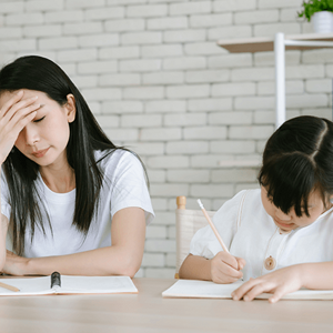 Choáng ngợp với những lời khuyên chăm con không cần thiết Choáng ngợp với những lời khuyên chăm con không cần thiết - Cover