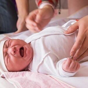 Làm gì khi trẻ bị đau bụng Làm gì khi trẻ bị đau bụng