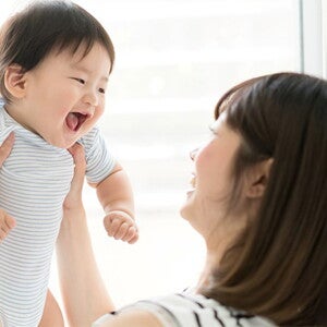 Nuôi con bằng sữa mẹ có lợi ích gì cho trẻ và mẹ? Nuôi con bằng sữa mẹ có lợi ích gì cho trẻ và mẹ?