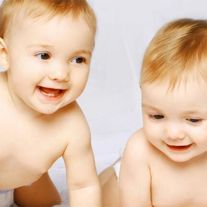 Bí quyết chăm sóc con cho mẹ sinh đôi Bí quyết chăm sóc con cho mẹ sinh đôi