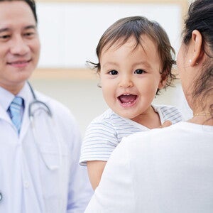 Tiêm vắc xin là cách hiệu quả giúp bé chống lại sự tấn công của vi khuẩn, vi rút Tiêm vắc xin là cách hiệu quả giúp bé chống lại sự tấn công của vi khuẩn, vi rút