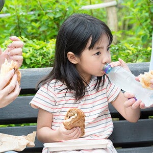 Cho trẻ uống nước mỗi ngày tùy theo độ tuổi