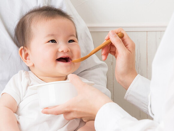 Dinh dưỡng cho bé từ 6 - 12 tháng tuổi: Tập ăn dặm thế nào cho đúng?