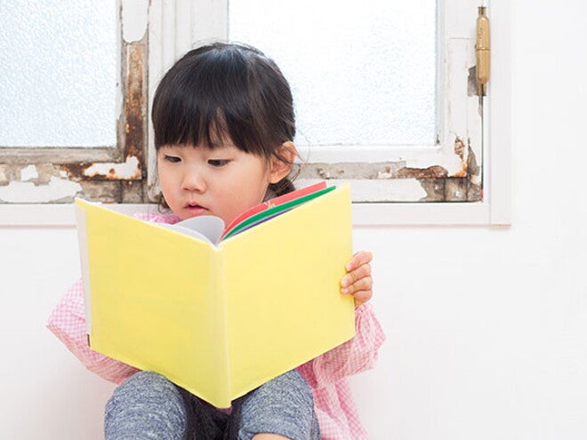 Hình minh họa việc đọc sách đúng cách giúp bé thông minh hơn