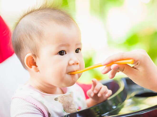 Đủ 6 tháng tuổi bắt đầu tập cho bé ăn dặm