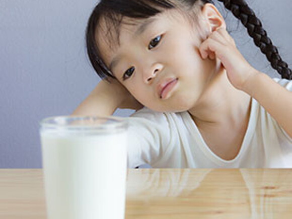 Hình minh họa cách bổ sung dinh dưỡng cho trẻ dị ứng sữa bò