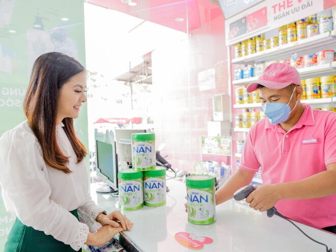 Dạy trẻ ăn uống khỏe mạnh từ thói quen lựa chọn sản phẩm dinh dưỡng hữu cơ của mẹ