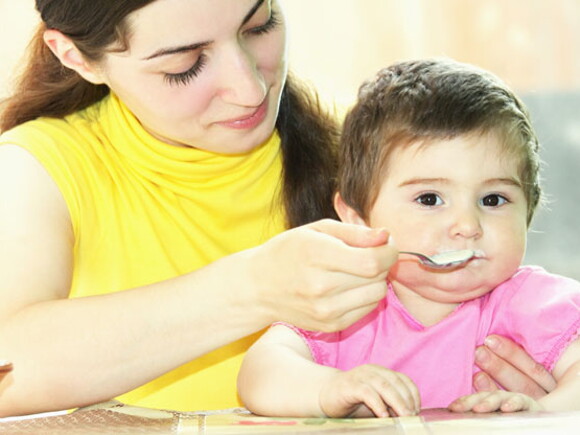 Nhận biết dấu hiệu đói và no của trẻ giúp mẹ chọn thời điểm phù hợp cho bé ăn