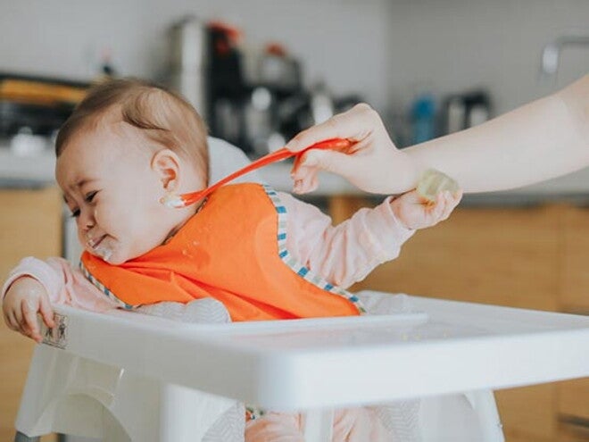 Làm gì khi trẻ biếng ăn lúc ăn dặm? 