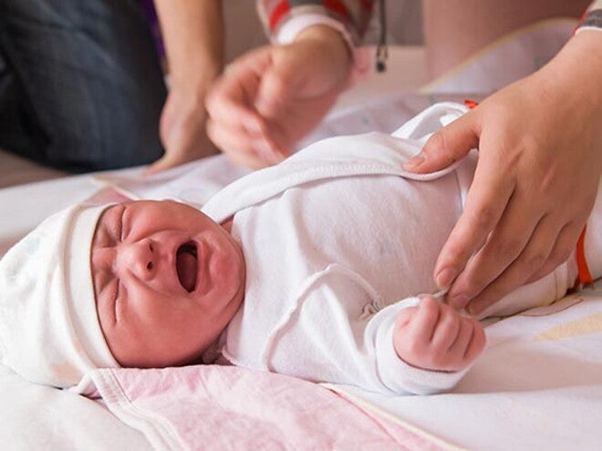 Làm gì khi trẻ bị đau bụng Làm gì khi trẻ bị đau bụng