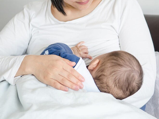 Chất dinh dưỡng thiết yếu cho bé từ sữa mẹ