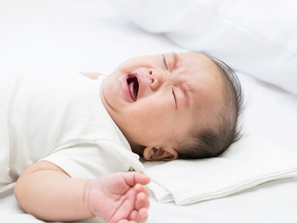 Làm gì khi em bé bị đau bụng co thắt (colic)