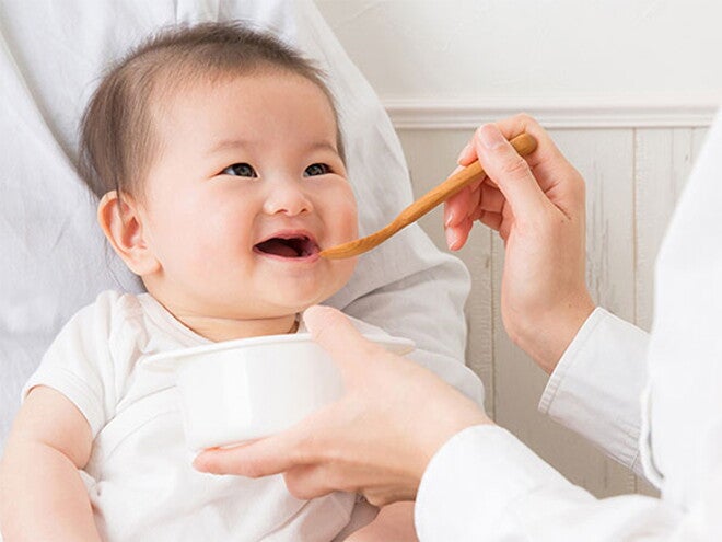 Cách cho bé ăn dặm chuẩn: 4 hay 5 bữa một ngày?