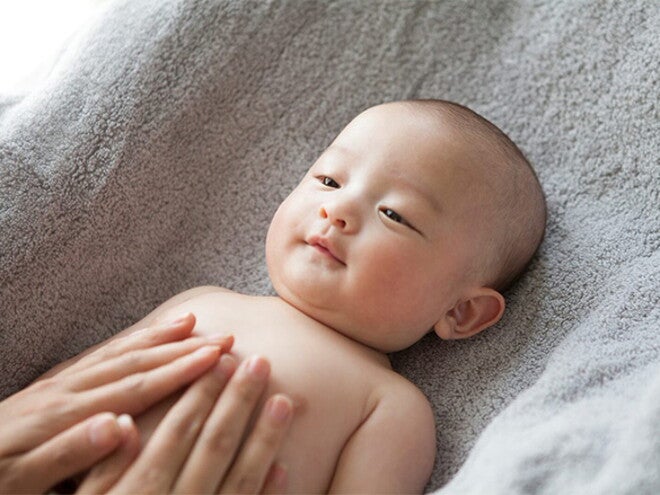 Chăm sóc con ăn ngon ngủ tốt với bí quyết massage