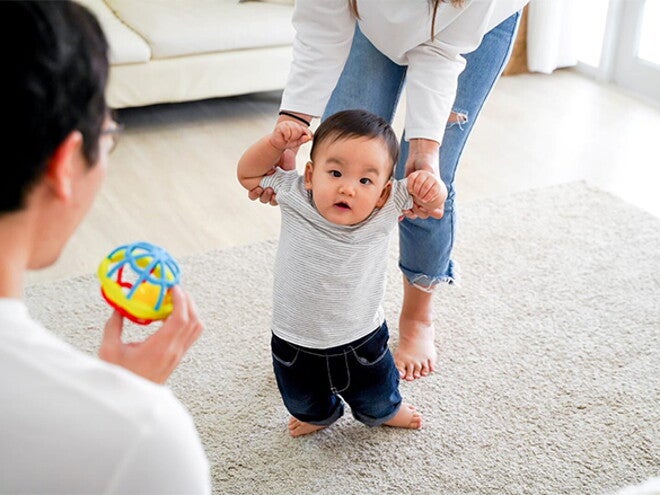 Đi chân trần - bí quyết nuôi con khỏe mạnh