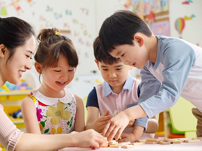 Bật mí cách dạy con giúp trẻ bớt nhút nhát