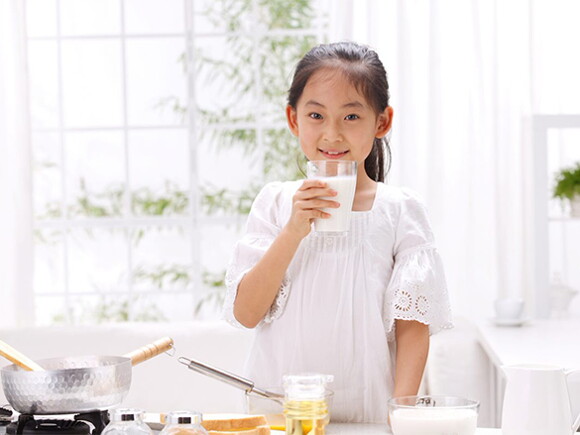 Cách bổ sung sữa dinh dưỡng cho bé theo độ tuổi
