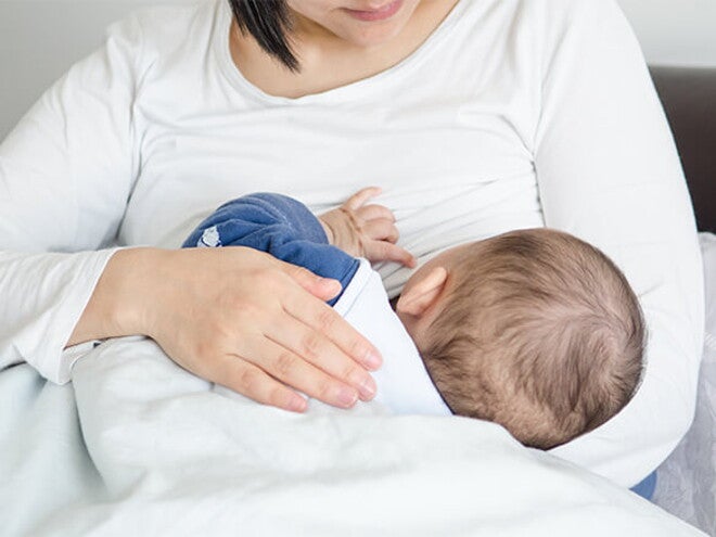 Lượng sữa cho bé bú mỗi ngày trong 12 tháng đầu